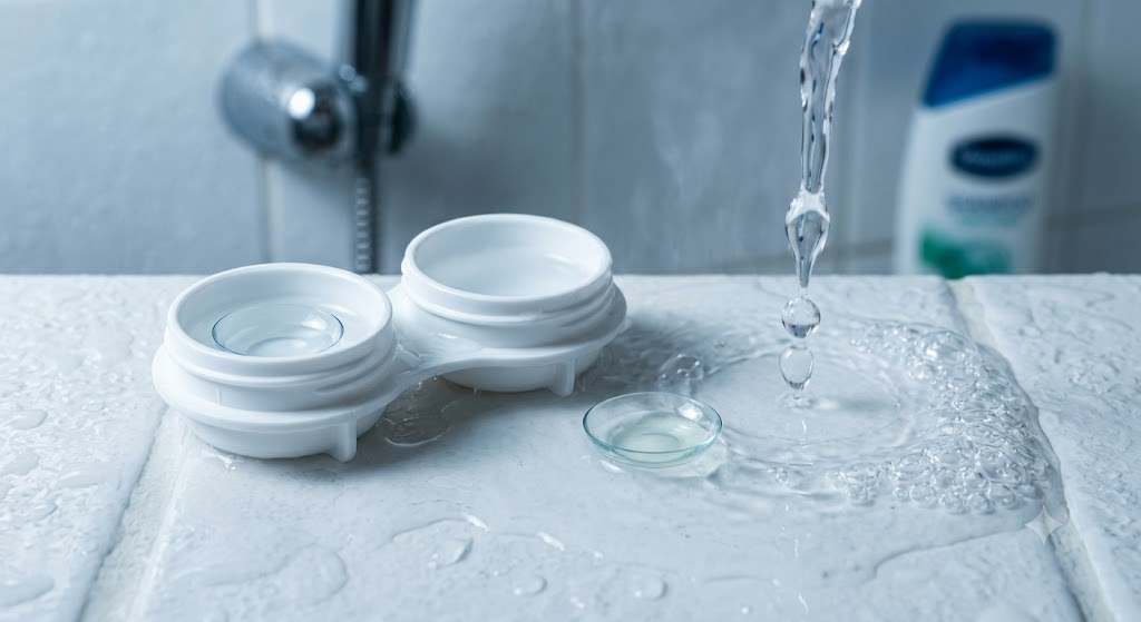 Pode tomar banho com lente de contato? Guia para piscina, mar e chuva