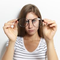 grau-pode-aumentar-com-o-uso-de-oculos